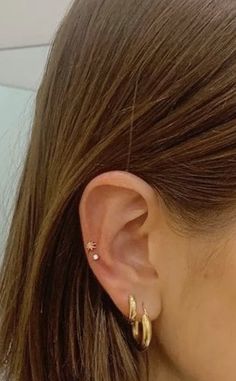 Earring Piercing Ideas Simple, Multiple Hoop Ear Piercings, Mid Helix And Conch Piercing, Midi Piercing, Minimal Ear Piercings Classy, Midi Ear Piercing, Snakebite Ear Piercing, Upper Earlobe Piercing, Minimalistic Ear Piercings