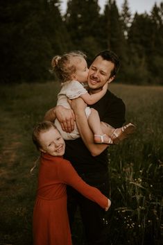 Forest Family Photoshoot Summer, Moody Forest Family Photoshoot, 35mm Family Photography, Dark And Moody Family Photography, Film Photography Family Session, Mother Daughter Photography Poses, Outdoor Family Photoshoot, Emotional Wedding Photography, Mother Daughter Photography