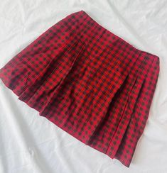 ⭐️Size: 9 (runs small) ⭐️Zips In back ⭐️See tape measure photo for sizing! ⭐️Condition: good preloved condition. Character Fashion, Shein Outfits, Clueless, Tape Measure, Mini Skirt, Mini Skirts, Plaid, Skirt, Clothes For Women