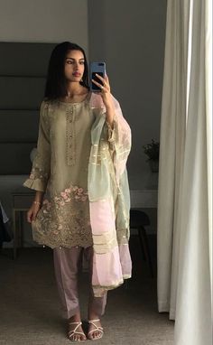 Pakistani Suits Eid, Eid Dress Inspo Pakistani, Aesthetic Eid Outfit Ideas, Eid Outfits For Women, Simple Eid Outfit Ideas Pakistani, Pakistani Suits Aesthetic, Pakastin Suit Design For Wedding, Pastel Desi Outfits, Girls Eid Dresses Pakistani