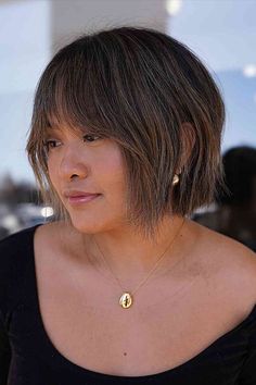 a sharp, sleek cut bob with a face-framing fringe 40 Hairstyles, Hairstyles For Wavy Hair, Over 40 Hairstyles, Face Framing Bangs