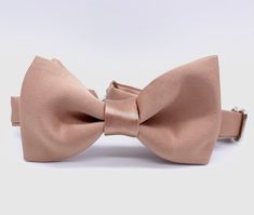 ROSE GOLD BOW TIE. TRUE ROSE GOLD COLOR. ITALIAN SATIN.I hand-stitched this bow tie from the gorgeous Italian satin, softest texture ever, rose gold with a bit glossy face.Would be perfect for the Rose Gold WEDDING scheme, special event or an everyday wear.Can be made self-tie, or pre-tied.Accommodates neck sizes up to 18.5", adjustable strap. Add Matching POCKET SQUARE from here:https://etsy.me/3gdm0VsThanks for your interest in my pieces!Have a wonderful day!-Julia Satin Finish Bow Tie For Weddings, Satin Wedding Bow Tie With Satin Finish, Fitted Gold Bow Tie For Wedding, Wedding Ties With Satin Finish, Satin Bow Tie Back Wedding Ties, Rose Gold Bow Tie, Rose Gold Tie, Bow Tie Groomsmen, Rose Gold Satin