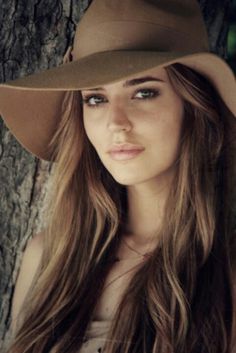 Adorable hair color matched her hat Clara Alonso Hair, Clara Alonso, Baby Fotografie, Beautiful Hats, Hippie Style, Pretty Face, Hat Fashion, Boho Style, Beautiful Hair