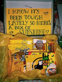 Looking for a nice gift for your boyfriend's birthday? Here are some ideas! Box Of Sunshine Gift, Best Gift Baskets, Diy Best Friend Gifts, Box Of Sunshine, Bff Birthday Gift, Cute Gifts For Friends, Bf Gifts, Creative Gifts For Boyfriend