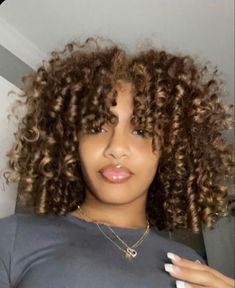 Light Brown Curly Hair Black Women, Curly Dyed Hair Natural Curls, Light Brown Curly Hair, Streetwear Tiktok, Brown Curly Hair, Cute Curly Hairstyles, Dyed Hair Inspiration