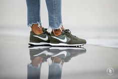 Sneaker Outfits Women, Look Legging, Shoelace Patterns, Sneaker Outfits, Sneaker Trend, Nike Internationalist, Streetwear Mode, White Shoes Sneakers, Cargo Khaki