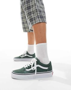 Sko fra Vans Fridage kræver sneakers Design med lav profil Lukkes med snørebånd Foret kant Vans signatur-branding Old Skool-stribe på siden ''Off The Wall''-hælkappe Forstærkede skosnuder Slidstærk ydersål i gummi Signature vaffelmønstret sål Vans Verdes, Nike Air Max Jordan, Baskets Adidas, Vans Logo, Trouser Co Ord, Trainer Heels, Vans Shop, Wide Jeans, White Trainers