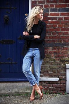 40 Amazing Baggy Jeans Outfit Ideas -  a chic black blazer, worn with baggy jeans and brown suede pumps make for an effortlessly cool look Baggy Jeans Outfit, Blazer Outfit, Boyfriend Jean, Outfit Black, Jeans Outfit, Looks Chic, 가을 패션