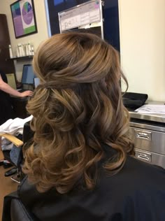 Partial Updo For Wedding, Elegant Medium Length Hairstyles, Half Up Hair Dos For Wedding, Wedding Hairstyles Mother Of The Groom, Debutante Hair, Curly Formal Hair, Mob Hair Styles Medium Length