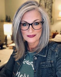 Modern Layered Bob, Layered Bob Haircuts For Women, Beige Blonde Hair Color, Grey Hair Transformation, Layered Bob Haircuts, Blending Gray Hair, Gray Hair Highlights