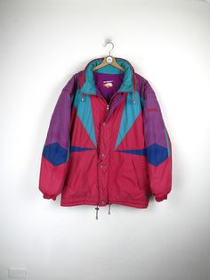 Vintage 90s McKees ski jacket, pink, light blue and purple. It has the option of removing the sleeves and making it a vest. It has 2 pockets and zip and button closure, and has a hood inside the collar. Size L Measurements (taken with the head lying flat) Shoulder width: 60 cm Sleeve length: 64cm Chest width: 71 cm Length: 78cm Conditions: EXCELLENT - Shows signs of wear due to natural consumption Our garments are all vintage and second hand. Any signs of wear or defects are documented with phot Ski Vest, Rose Bleu, Pink Light, Ski Jacket, Down Jacket, Vintage 90s, Skiing, Duvet, Blue And Purple