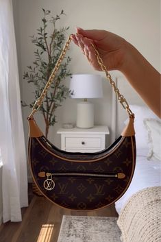 Lv Clothes, Purses Designer, Vuitton Handbags, Chain Strap, Purses And Handbags, Jay, Leather Straps, Louis Vuitton, Handbags