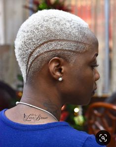 Lindos cortes de cabelo femininos para 2022. – Nobre Fashionista Back Fade Haircut Women, Haircut Design For Women, Low Cut Hair Black Women Round Face, Low Cut Hairstyles For Ladies, Low Fade Haircut Women, Fade Haircut Women, Short Bleached Hair, Haircuts For Ladies, Short Natural Haircuts