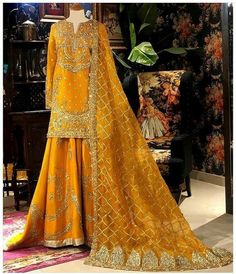 Sister Mehndi, Mehndi Dress Design, Mehndi Dress For Bride, Bridal Mehndi Dresses, Mehndi Outfits, Pakistani Women Dresses, Mehndi Dress, Wedding Lookbook, Asian Bridal Dresses