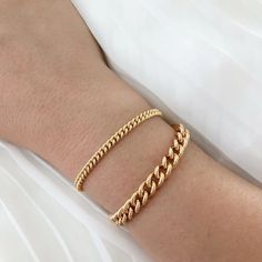 Hrh Collection, Gold Bracelet Simple, Cuban Link Bracelet, Bracelets Ideas, Long Pearl Necklaces, Coin Pendant Necklace, Pearl Jewelry Necklace, Cuban Link, Bijoux Diy