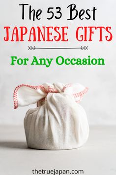 A gift wrapped in a white Furoshiki, or Japanese wrapping cloth.  The title says, The 53 Best Japanese Gifts For Any Occasion." Japanese Crafts Diy, Gifts From Japan, Japan Must Buy, What To Buy In Japan, Japanese Gifts Ideas, Japanese Hobbies, Japan Knowledge, Things To Buy In Japan, Souvenir Gift Ideas