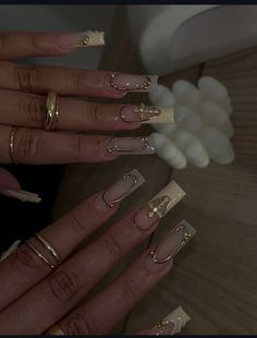 @yayanailz on ig Black And Gold Nails, Gold Acrylic Nails, Gold Nail Designs, Classy Nail Designs, Gold Nail, Striped Nails