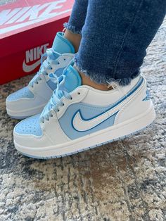 Nike Jordan Mujer, Tenis Nike Jordan, Jordans Dunks, Nike Shoes Women Fashion, Pretty Sneakers, Jordan Blue, Trendy Shoes Sneakers, Nike Shoes Girls, Nike Fashion Shoes