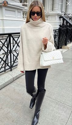 White Chanel Bag Outfit, Ysl Outfit, White Chanel Bag, Chanel Bag Outfit, Swedish Girl, Outfit Beige, Fall Boots Outfit, Swedish Girls, Sunglasses Outfit