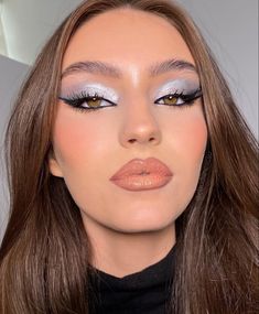 Social Media Post Ideas, Silver Eye Makeup, Ball Makeup, Nye Makeup, Maquillage On Fleek, Mekap Mata, Silver Makeup, Silver Eyeshadow, New Year's Makeup