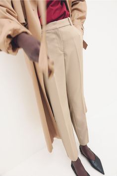 Ankle-length slacks in woven stretch fabric. Regular waist  concealed elasticized waistband  and zip fly with concealed hook-and-eye fastener. Side pockets  mock back pockets  and tapered legs. How To Style Oversized Shirt, Oversized Shirt Outfit, White Cowgirl Boots, Oversized Jeans, Effortless Outfit, Comfy Leggings, Blue Striped Dress, Flowy Pants, Light Blue Jeans