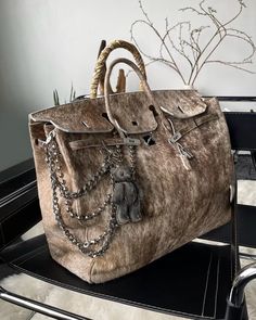 CALÉCHIE 40 – CALECHIE Style Capsule, Mens Bags Fashion, Bag Essentials, Drop Dead, Pretty Bags, Cow Hide, Mode Inspo, Cute Bags, Insta Photo