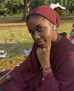 Headwrap Hairstyles, Stile Hijab, Head Wrap Styles, Hair Wrap Scarf, Hair Scarf Styles, Mode Turban, Head Scarf Styles, Dark Skin Beauty, Muslimah Aesthetic