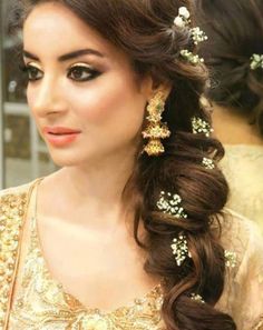 Hindu bridal hairstyles: 14 safe hairdos for the modern #easy #hairstyles #gown #indian easy hairstyles on gown indian Lehenga Hairstyles, Hairstyles For Indian Wedding, Hair Clips 90s, Hairstyles Indian, Indian Wedding Hairstyles, Indian Bridal Hairstyles, Beautiful Hairstyles, Chic Hairstyles