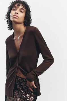 BUTTONED KNIT CARDIGAN - Brown | ZARA United States 2023 Wishlist, Cardigan Brown, Shirt Blouses Tops, Blazer Vest, Knitwear Cardigan, T Shirt Vest, Blazer Dress, Zara United States, Hoodie Top