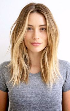 Warm Blonde Hair, Trendy We Fryzurach, Haircuts For Medium Length Hair, Beautiful Haircuts, Warm Blonde, Blonde Hair Shades, Hair Shades, Long Blonde, Mid Length Hair