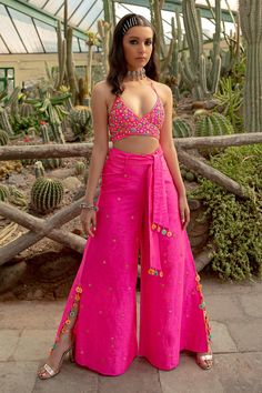 "14 Versatile Crop Tops Outfit Ideas for Day to Night Looks" Indian Outfits Modern, Mehendi Outfit, Sangeet Outfit, Motif Embroidery, Trendy Outfits Indian, Traditional Indian Dress, Desi Aesthetic, Palazzo Pant, Indian Dresses Traditional