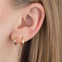 Double Huggie Chain Earrings by Kury - Available at SHOPKURY.COM. Free Shipping on orders over $200. Trusted jewelers since 1965, from San Juan, Puerto Rico. Ušný Piercing, Pretty Ear Piercings, Double Earrings, Huggie Earrings Gold, Huggie Earrings Silver, Double Piercing, Second Piercing, Huggie Earring, Double Chain