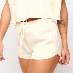 O Short de Moletom Off White Fifty é para você que decide se vestir confortavelmente nos dias de movimento intenso, ou nos dias de tranquilidade e relaxamento. O tecido levinho e macio ao toque garante a sensação de bem estar ao vestir um short de treino. Ele possui pala tripla de elástico no cós, e detalhe de cadarço aplicado na frente para dar o charme de uma amarração. Pensou em liberdade para o seu dia-a-dia? Esse short confortável é para você! Beige Workout Shorts, Functional White Activewear With Built-in Shorts, Beige Activewear With Built-in Shorts, Beige Athletic Shorts With Built-in Liner, White Nylon Activewear With Built-in Shorts, Off White, White