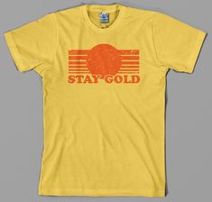 "~~This is a Adult Mens sized T-shirt (Unisex Stay Gold T Shirt: - Choose between a 100% cotton 5 ounce standard pre-shrunk t-shirt or a 100% soft ringspun cotton 4.5 ounce preshrunk t-shirt (pictured). *Even though the shirts are 'preshrunk', they will still shrink about a half size with the initial machine wash & dry. I recommend sizing up, if you are unsure about the fit. - Professionally screen printed design, not a cheap iron on transfer. - Durable and very comfortable! - Medium shirt i Pony Boy, 80s Tees, Gold Shirt, T Shirt Picture, Stay Gold, Tee Shirt Homme, Movie T Shirts, Direct To Garment Printer, Vintage Tees