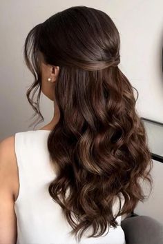 Une demi-chevelure ondulée avec une torsade et des mèches encadrant le visage est une coiffure simple, élégante et sophistiquée, parfaite pour toutes les occasions. Si vous êtes à la recherche d'une coiffure simple et ondulée, vous pouvez la réaliser en toute simplicité. coiffure de mariage mi-haute mi-basalors ne cherchez pas plus loin. // Crédit photo : Instagram @coiffeur Half Up Half Down Curly Bridal Hair, Bridal Hair Down Brown, Soft Curls Half Up Half Down, Wedding Hair For Off Shoulder Dress, Medium Length Hair Styles Formal, Graduation Hairstyles With Cap Curls, 8th Grade Prom Hairstyles, Half Up Curled Hairstyles, Half Up Half Down Front View