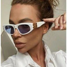 Balenciaga Bb0095s 004 Sunglasses White Gold Logo Light Blue Cat Eye Unisex Brand - Balenciaga Model - Bb0095s Year - 2020 Color Code - 004 Frame Colour - White Gold Logo Frame Shape - Cat Eye / Oval Frame Style - Full Rim Frame Material - Acetate Lens Material - Nylon Lens Color - Light Blue Lens Protection - Category 3 Size - 53/19/135 100% Uv Protection Gender - Unisex Authentic! Full Retail Package With All Accessories. Made In Italy Elegant White Everyday Sunglasses, Elegant White Sunglasses For Everyday, Everyday White Sunglasses For Spring, White Sunglasses For Everyday Spring Use, White Everyday Sunglasses For Summer, White Sunglasses With Uva Protection, White Cat Eye Shield Sunglasses With Polarized Lenses, White Polarized Cat Eye Shield Sunglasses, Elegant White Shield Sunglasses With Tinted Lenses