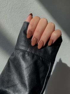 Brown Girls Nails, Neutral Brown Nails Short, Spring Brown Nails, Formal Elegant Nails, Simple Dip Powder Nails Almond, Short Nail Designs Minimal Almond, Brown Round Acrylic Nails, Fall Brown Nails Short, Short Round Nail Designs Fall