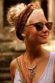 Headwraps: a good idea when there is no shower in sight Boho Mode, Ray Ban Wayfarer, Ray Ban Aviator, Mode Boho, Wearing Sunglasses, Styl Boho, Sunset Beach, Hippie Chic