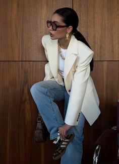 Sweats And Blazer Outfit, White Leather Blazer Outfit, Blazer Sweatshirt Outfit, White Blazer Outfit Winter, Elegant White Winter Blazer, White Leather Jacket For Fall Streetwear, Blazer Sneakers Outfit Women, Chic White Fall Blazer, Chic White Zara Blazer