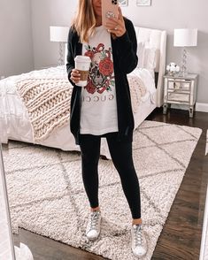 Casual Sunday Outfit, Gucci Tee, Outfits Leggins, Popular Items, Mom Style, Womens Fashion Trends, Outfit Details, Outfits Casuales, Outfits With Leggings