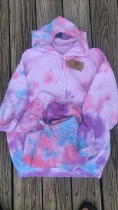 Are you looking for a comfy, oversized casual sweatshirt? This is the place...This affordable sweatshirt has a lovely, crinkle tie dye pattern with really colorful colors/ Rainbow color.It is truly a one of a kind tie dye crewneck. Now three color patterns are ever alike. It pairs well with anything, especially with shorts or jeans for a great casual look. Size: This is a unisex size. For an oversized look, get 1 size up from your normal size. These sweatshirts are 50 % cotton and 50 % polyester Crinkle Tie Dye, Tie Dye Crewneck, Oversize Casual, Gift Girlfriend, Tie Dye Hoodie, Rainbow Color, Tie Dye Patterns, Girlfriend Gift, Three Color