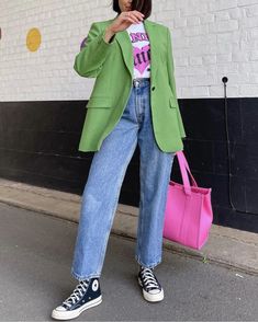 Outfit Inspo Green, Green Blazer Outfit, Green Outfits For Women, Colored Pants Outfits, Ganni T Shirt, Green Suit Jacket, Blazer And Jeans, Converse Hi, Spring Layers