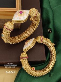 Description :- Gold plated Rajwadi openable Kada Bangle/Indian Kada/Wedding Jewelry/Kada/Punjabi Jewelry/Indian Wedding/Bollywood bangles Gift yourself a royal look with this perfectly crafted necklace set from Manalisstudio. Crafted with high quality stones and pearls, it is impressive in design. The green enamel artwork adds perfect texture to the design. Perfect for weddings and festivities, this antique Chuda set should be put on with your favorite sari or lehenga. 100% Satisfaction. Long La White Meenakari Bracelets For Puja, Traditional Bracelets For Eid, Elegant Chandbali Bridal Sets For Puja, Traditional Cutdana Bracelets For Puja, Meenakari Bracelets For Puja And Navratri, Traditional Kundan Bracelets For Navratri, Bollywood Cutdana Bracelets For Puja, Bollywood Style Cutdana Bracelets For Puja, Traditional Chandbali Bracelets For Puja