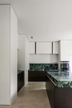 encimera de mármol verde Marble Kitchen Island, Marble Countertops Kitchen, Archi Design, Kitchen Design Plans, Marble Countertop, Kitchen Island Design, Luxury Homes Interior, Kitchen Marble, Wood Interiors