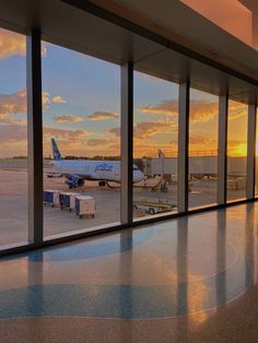 Aeropuerto y atardecer Preppy Airport Background, Airport Feeling Aesthetic, Travel Airport Aesthetic, Airport Background, Airport Sunset