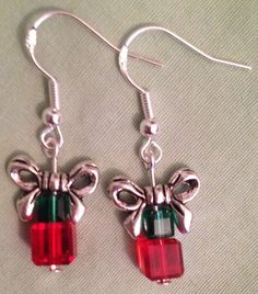 Christmas Xrafts, Diy Christmas Earrings, Present Earrings, Handmade Christmas Presents, Christmas Jewelry Diy, Beading Inspiration, Beadwork Designs, Beading Jewelery, Beaded Jewlery