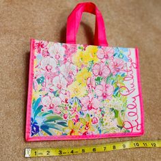 Lily Pulitzer Reusable Bag Aprox 11in (L) By 6in (W) By 9in (H) Excellent Condition Never Used. No Rips Or Tears Or Stains Two Tigers, Insulated Tote Bag, Mesh Tote Bag, Green Tote, Straw Tote Bag, Lemon Print, Mini Tote Bag, Tote Bag Purse, Shopper Tote