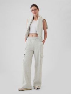 Cargo Sweatpants Outfit, Cargo Joggers Outfits, Sweats Outfits, Gap Sweatpants, Sweatpants Cargo, Wide Leg Joggers, Easy Silhouette, Cargo Sweatpants, Sweatpants Outfit