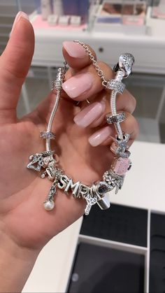 Pandora Bracelet Charms Ideas, Xoxo Jewelry, Girly Bracelets, Pandora Bracelet Designs, Dope Jewelry Accessories, Pandora Jewelry Charms, Sac Diy, Girl Lifestyle, Bracelet Pandora