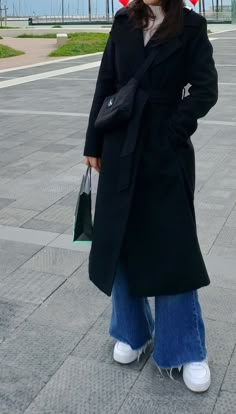 Long Wide Leg Jeans Outfit Winter, Wide Leg Pants Outfit With Jacket, Black Wide Leg Jeans Outfit Winter, Chicago Fashion Winter, Black Wide Leg Jeans Outfit, Navy Coat Outfit, Long Black Coat Outfit, Outfits With Wide Leg Jeans, Long Sweater Outfits